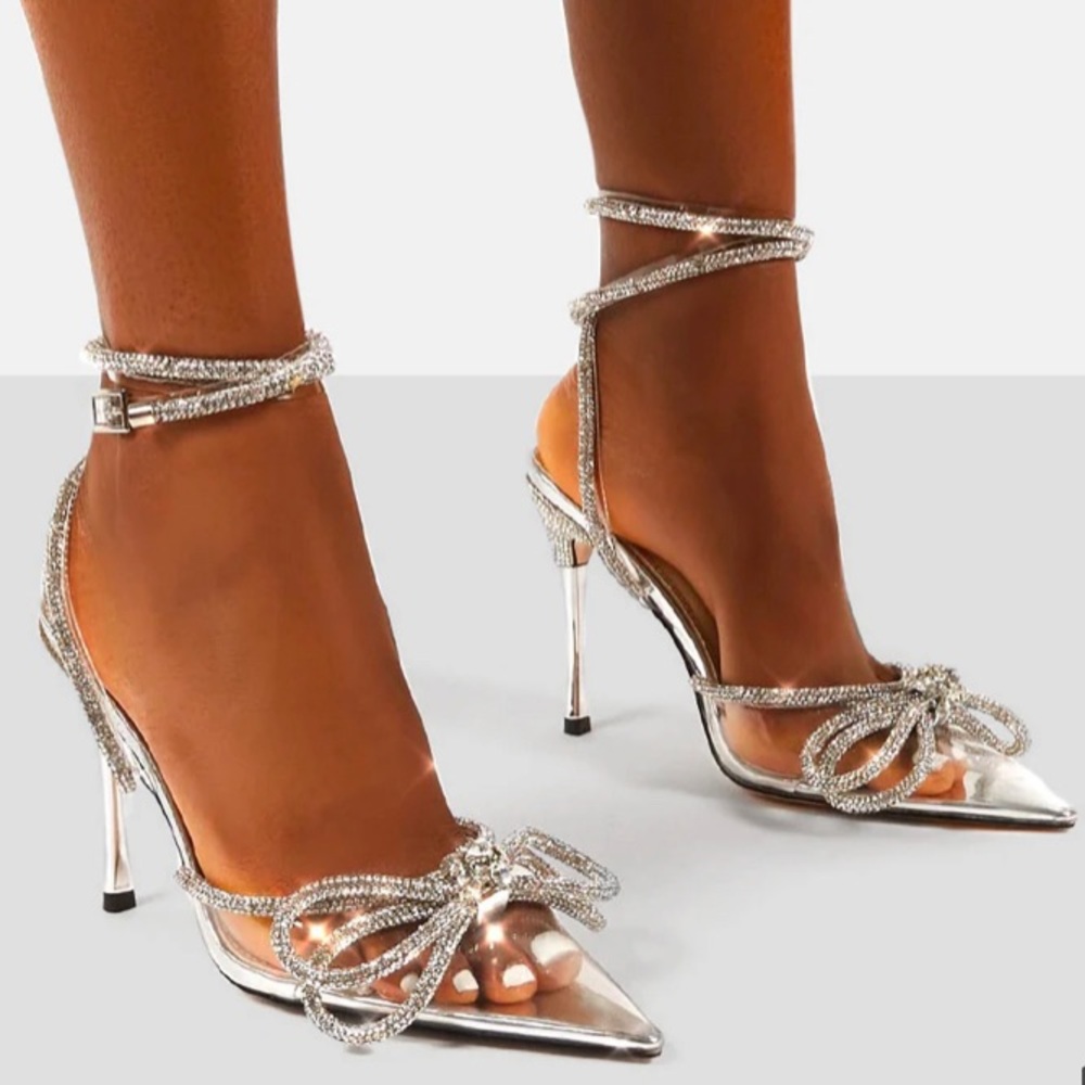 Wrap around bow heels
